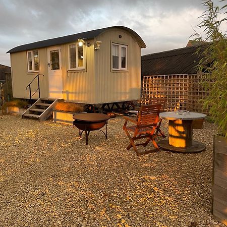The Shepherd'S Hut Mixbury Exterior foto